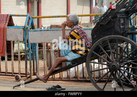 Zyklus-Rikscha-Puller in neuen Markt, Kolkata, Indien Stockfoto