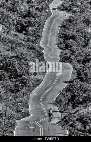 Upcountry Maui Radfahren auf welligen Landstraße in Hawaii Stockfoto