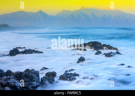 Wellen auf Maui-Ufer mit Blick auf West Maui Mountains Stockfoto