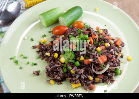 Thai Fried Rice Benjarong in grüner Schale Stockfoto