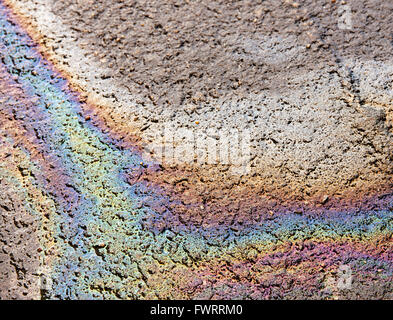 Öl auf nassem Boden Ursache Regenbogen auf dem Wasser am Boden Beton Stockfoto