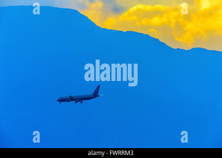 Flugzeug nähert sich Maui Hawaii absteigend Stockfoto