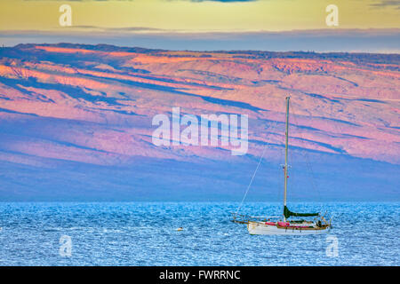 Segeln vor Maui bei Sonnenaufgang mit Veranda im Hintergrund Stockfoto