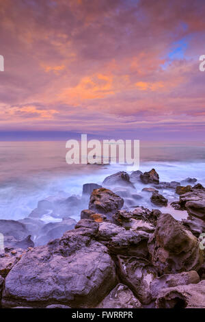 Wellen am Strand in Maui Zeitaufwand bei Sonnenuntergang Stockfoto