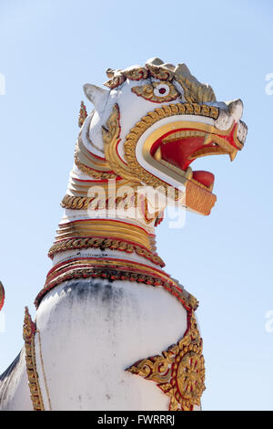 Stuck-Heilige Löwe im Buddhismus im blauen Himmelshintergrund. Ort der Anbetung in Thailand. Stockfoto