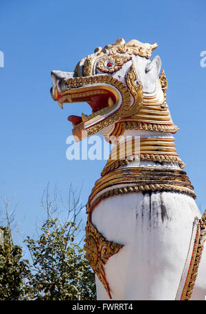 Stuck-Heilige Löwe im Buddhismus im blauen Himmelshintergrund. Ort der Anbetung in Thailand. Stockfoto