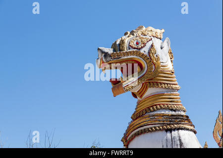 Stuck-Heilige Löwe im Buddhismus im blauen Himmelshintergrund. Ort der Anbetung in Thailand. Stockfoto