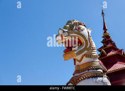 Stuck-Heilige Löwe im Buddhismus im blauen Himmelshintergrund. Ort der Anbetung in Thailand. Stockfoto