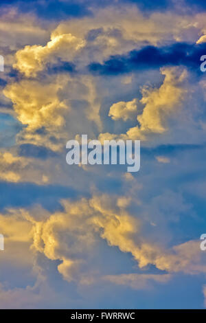 Wolken bei Sonnenuntergang Stockfoto