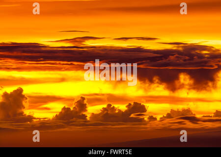 Haleakala Krater auf Maui bei Sonnenaufgang über den Wolken Stockfoto