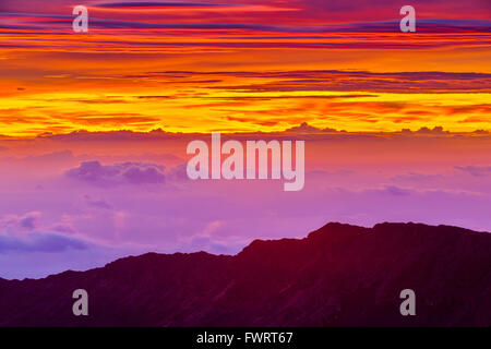 Haleakala Krater auf Maui-Blick von der Kante über den Wolken im Morgengrauen Stockfoto