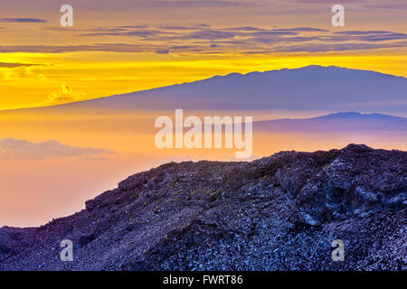 Ansicht des Mauna Kea auf der Big Island von Haleakala Krater auf Maui Stockfoto