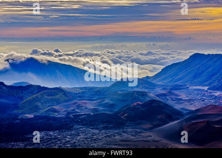 Haleakala Krater auf Maui mit Schlackenkegel im Morgengrauen Stockfoto