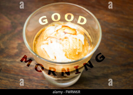 Gute Monring Zitat auf Unschärfe Affogato Kaffee Hintergrund Stockfoto