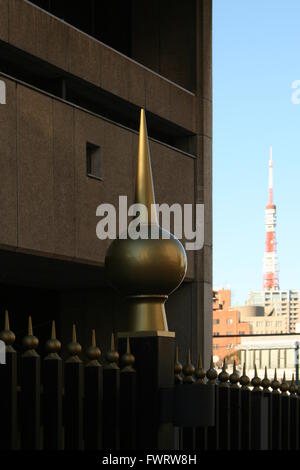 Der Zaun von Kenzo Tange entworfene Botschaft von Kuwait in Tokio mit Tokyo Tower im Hintergrund Stockfoto