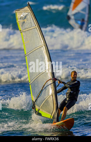 Windsurf am Ho'okipa Beach, Maui Stockfoto