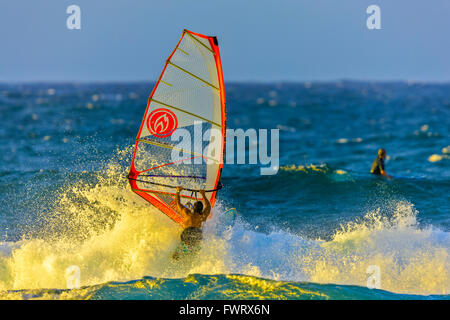 Windsurfen am Ho'okipa Beach, Maui Stockfoto