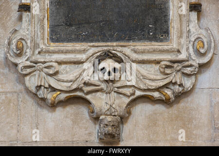 Schädel und gekreuzten Knochen geschnitzten Stein in Tewkesbury Abbey. Tewkesbury, Gloucestershire, England Stockfoto
