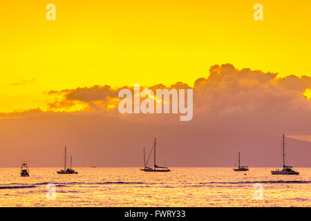 Segelboote aus Lahaina, Maui, mit Veranda im Hintergrund Stockfoto