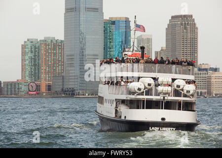 Statue Cruises-Passagier-Fähre die Touristen zu der Statue of Liberty von Battery Park, New York City, Amerika. Stockfoto