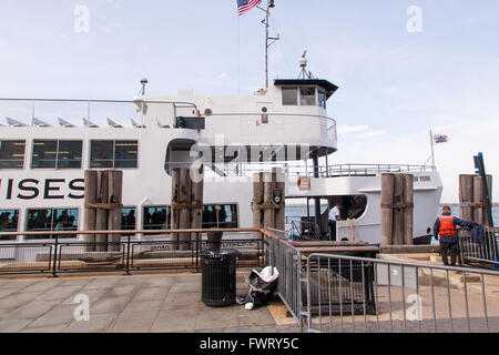 Statue Cruises-Passagier-Fähre die Touristen zu der Statue of Liberty von Battery Park, New York City, Amerika. Stockfoto