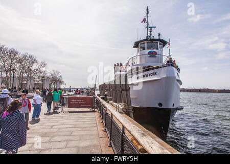 Statue Cruises-Passagier-Fähre die Touristen zu der Statue of Liberty von Battery Park, New York City, Amerika. Stockfoto