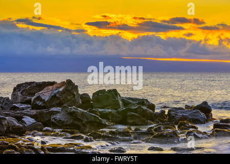 Sonnenuntergang über Lanai von Kahana Bereich auf Maui gesehen Stockfoto