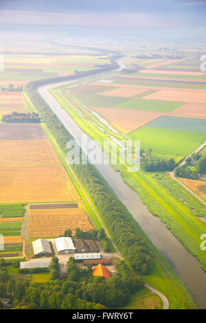 Holländische Landschaft mit geraden Kanal von oben Stockfoto