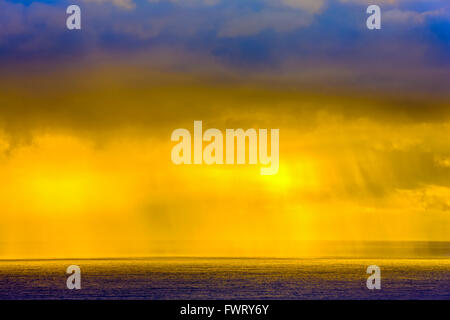 Kahakuloa Bay, Maui Regenschauer über Meer Stockfoto