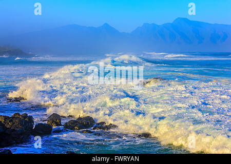 Ho'okipa Beach, Maui mit Fernblick von West Maui Mountains Stockfoto