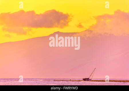 Segelboot auf Grund gelaufen auf einer Sandbank Lahaina Maui Stockfoto