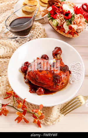 Hühnchen Sie mit Kirschen. Party Teller Stockfoto