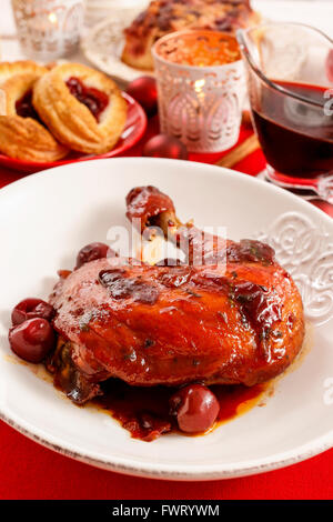 Hühnchen Sie mit Kirschen. Party Teller Stockfoto