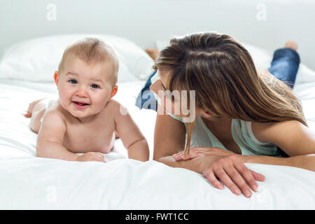 Mutter und niedliche Sohn auf Bett liegend Stockfoto