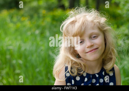 Porträt von glücklichen blonden Mädchen Stockfoto