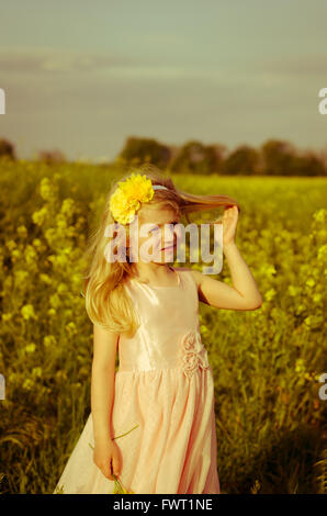 wunderschönes kleines Mädchen im gelben Feld Stockfoto