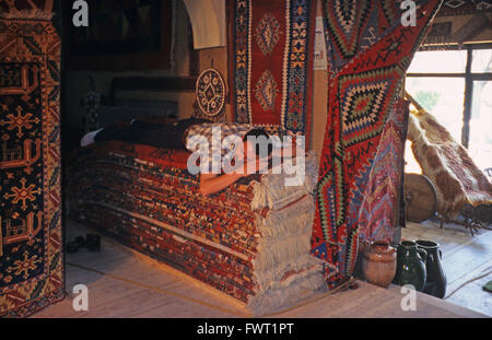 Ein Teppich Verkäufer schlafend in seinem Shop, Konya, Anatolien, Zentraltürkei Stockfoto