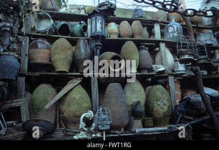 Alte Keramik in Regalen im Trödel und Antiquitäten Shop, Stadtteil Levent, Istanbul, Türkei Stockfoto