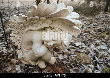Kleiner schlafender Engel in Tierfriedhof Stockfoto