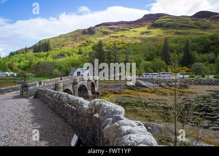 Ein Blick von Eilean Donan Castle über die Brücke in Richtung des Besucherzentrums. Stockfoto