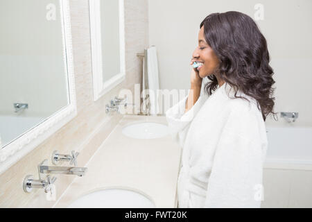 Junge Frau, die ihre Zähne putzen Stockfoto