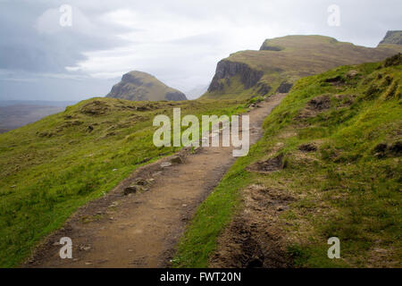 Ein Feldweg führt durch das Quiraing auf der Isle Of Skye in Schottland Stockfoto