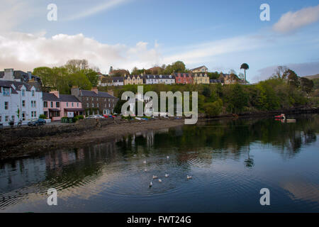 Einen sonnigen Blick auf Portree, die größte Stadt auf der schottischen Insel Skye. Stockfoto