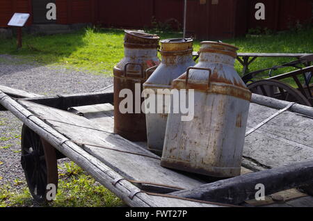 3 Milch-Eimer auf einem Wagen in Linköping, Schweden Stockfoto