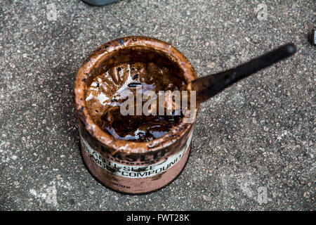 Kupfer-Slip "Copaslip" Zinn mit einem Pinsel drin. Stockfoto
