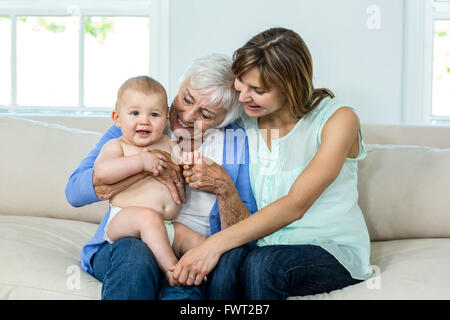 Großmutter und Mutter spielen mit niedlichen Baby boy Stockfoto