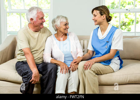 Lächelnder senior Mann und Frau mit Krankenschwester Stockfoto