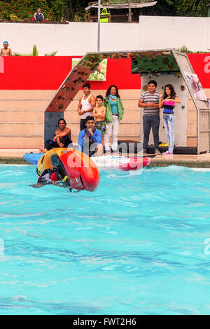 Banos, Ecuador - 23. Mai 2015: Unbekannter junger Athlet Rollen unter Wasser mit dem Kanu In Banos am 23. Mai 2015 Stockfoto