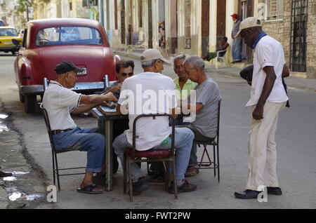 Alte Männer spielen Domino auf der Straße in Havanna, Kuba Stockfoto