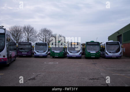 Erste Bus UK Busse Stockfoto